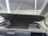 運転席の上部にあるアッパーボックスは、財布や小物などでもすぐに取り出せる便利な収納☆
