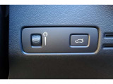 テールゲートには、車内からもスイッチ一つで開閉可能な電動開閉機能を装備。メーターの照度調整もできて便利です。