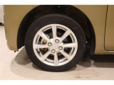 ■純正アルミホイール■  デザイン性にも優れた純正アルミホイールです。
