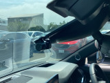 フロント側ドライブレコーダー。運転中の映像・音声などを記録して、交通事故やトラブルが起きた時の正確な状況把握に役立つドライブレコーダーが装着されています。