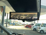 スマートルームミラーは、車両後方に設置されたカメラの映像を、ルームミラーに映し出すことで、死角をなくし、安全性を向上させることができます。また、夜間や雨天時でも、クリアな映像を映し出すことができます。