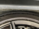 純正18インチアルミホイール。リアは245/45R18