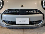 LEDヘッドライトで御座います。MINIのボンネットはヘッドライト部分に穴が開いている特徴的なもので御座います。MINIの伝統やこだわりがこういったところにも表れております。