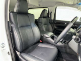高いホールド性で運転姿勢が安定します。長距離ドライブでも疲れにくいのが魅力です。快適なドライビングライフをお送りください♪