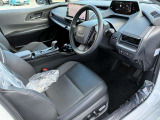 運転席と助手席です。クリーニング専門のスタッフにより隅々まできれいに仕上げております。乗り出しから気持ちよくお使いいただけます。