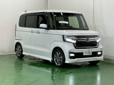 狭い駐車場でも、スライドドアならチャイルドシートへのお子さまの乗降や荷物の積載もスムーズ。とても便利な【助手席側。電動スライドドア】ドアハンドを少し引くだけでリアドアが自動開閉します。