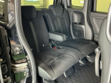ホンダ車の低床ボディは、チャイルドシートへのお子さまの乗降や荷物の積載もスムーズ。後席にも左右分離式のアームレストがついております。ゆっくりおくつろぎいただけます。