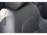 TailorFit(テーラーフィット)は、高い耐久性を持つ合成皮革ながら、ナッパレザー並みの触感を持つ新素材です。シートに適用することで、心地よく乗員を包み込み、ラウンジのような居心地の良さを提供します。