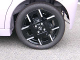 日産純正のアルミホイールです。足元からかっこよく決まってます。