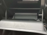 グローブボックスは奥行きがありたっぷり収納。お子様のお出かけグッズなどもストックしておけます。