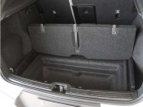 ラゲッジルームには、パーテーションを装備しています。これにより、荷物の区別だけでなく、少量の荷物を載せるときにも荷物への衝撃を最小限に抑えることができます。