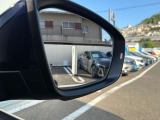 ブラインドスポットディテクション(後方死角検知機能)。後方側面の死角に車両を検知した際、方向指示器を操作すると警告灯が点滅し注意を促します。