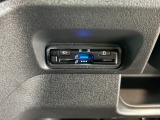 電子制御パーキングブレーキは信号待ちでも便利。いつもより運転がラクになるはずです。