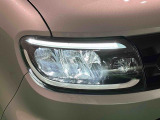 対象物が見やすく白く明るい光で夜間走行をサポートするフルLEDヘッドランプ(サイドビューランプ、クリアランスランプ、マニュアルレベリング機能付き)を装備