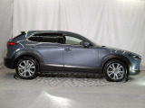 CX-30のスタイリングを特徴付けているのが、ボディ下部に取り回されたクラッディングパネルです。ボディ面を薄く見せることと、SUVらしい力強さを表現しています♪