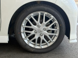 アルミホイール装着車です。見た目だけでなく、スチールホイールより軽く、燃費にも良い影響を与えてくれます。