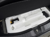 荷室下には、小さな収納もあります。