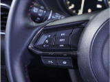 【ステアリングスイッチ】運転中、前方から目線をそらすことなく、オーディオ等の操作が可能な便利機能。安心&快適ドライブにはマストな装備。