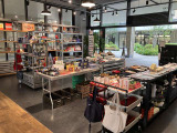 当店では六本木ル ガラージュのクルマにまつわるアンティークグッズやミニカー、ドライビンググローブ、アパレル等展示販売しております。ぜひお手に取ってご覧ください♪♪
