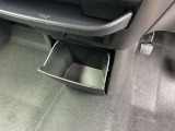 運転席の前には収納スペースがあります!小物など、コンパクトに収納できます。