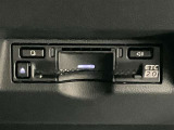 高速道路で便利な【ETC2.0】を装備しています。光ビーコン搭載で渋滞情報などナビゲーションと連動することで機能も充実いたします。他、観光施設に立ち寄るための高速料金割引サービス等もございます。