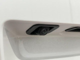 【バックカメラ】 駐車時に車両後方の様子を見ることができるので、運転の不安を軽くします。