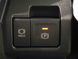 指先だけで簡単に操作が可能な電動パーキングブレーキを採用。「HOLD」スイッチを押すと、渋滞や信号待ちなどでブレーキペダルから足を離しても、ブレーキを保持するので安心です