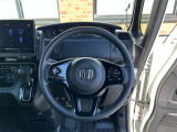 運転中に操作が楽なステアリングスイッチ付き!