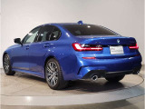 BMWのテールランプはプレスラインへと続く形状のため、統一感のある綺麗なラインを演出しております。