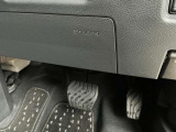ニーエアバッグは、衝突時にひざ下を保護、重大な怪我を防ぎやすくなり、ドライバーの安全性を強化します。安心感を提供し、安全なドライブをサポートします。