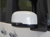 【ドアミラーウインカー】ウインカーと連動してミラー外側部分が点灯します。対向車や歩行者、並走するバイクや自転車からの視認性が上がります。