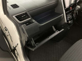 何かと便利なグローブボックス。メンテナンスノートや車検証、ちょっとしたメモと筆記用具等を入れておくとあればもしもの時にも便利ですね。