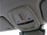 ルーフにあるボタンは、車両が始動しない場合、パンクした場合、または事故に遭った場合などの緊急時に支援の要請に使用できるため、安心感を高めることができます。