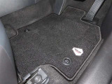 内装工程では、中古車を気持ちよくお乗りいただけるよう清掃しております。シートの洗浄はもちろん、ニオイの元となるフロアカーペットまで洗浄・消臭を実施。