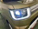 白く明るい光で夜間走行をサポートするLEDヘッドランプを搭載