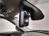MINIではルームミラーの裏側にETCの車載器が内蔵されており、別途で車載器の購入必要なしで非常にスマート。皆様が驚かれるポイントのでもあります