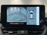 パノラミックビューモニターシステムが付いているので車の上から見た映像が確認できますよ。 一目で車両周辺の情報を確認できますが、直接安全をご確認下さい。
