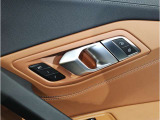 BMWの分厚いドアは、もしもの時にも搭乗者を守ってくれます。