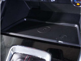 【ワイヤレス充電】ワイヤレス充電Qi規格に対応したスマートフォンなどの携帯機器を充電できます。