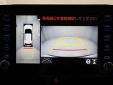 パノラミックビューモニターを装備。駐車場や交差点でクルマを真上から見るように周囲を確認できます。機能の詳細は販売店スタッフまでおたずねください。