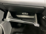 【グローブボックス】容器がせり出してくるバケットタイプ!一目で中身を把握でき、取り出しやすさにも優れます!