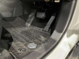 内装工程では、中古車を気持ちよくお乗りいただけるよう清掃しております。シートの洗浄はもちろん、ニオイの元となるフロアカーペットまで洗浄・消臭を実施。