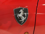 カーボンのフェラーリエンブレム