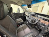 運転席は大きな座面と包み込むような背もたれが身体全体を支えます。上質なシートを採用し長時間の運転やコーナーの多い道も快適です。座ったときの頭上スペースも余裕たっぷりでロングドライブも楽チンです♪