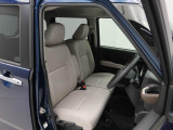 手荷物の多い女性には嬉しいベンチシート。運転席から助手席への移動も楽ちんですよ。