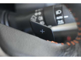 運転者がハンドルから手を離さずに、マニュアルトランスミッション車を運転しているかのように、疑似的なギアチェンジ(変速比の変更)を行うための装置です。