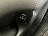 スマートフォンなどの充電に便利なUSBジャック。運転席からも助手席からも使いやすいです。