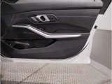 BMWのドアを閉めた時の重厚感は所有者様の満足度を高めてくれます。