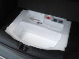 【車載工具】パンクなどのもしもの時に役立つ車載工具を収納しておくことができます。