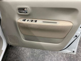 【運転席ドア】収納ポケットがあります。